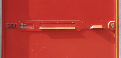 908459 Afbeelding van een liggende rood geschilderde brievenbus in de voordeur van het pand Waldeck Pyrmontkade 20 te ...